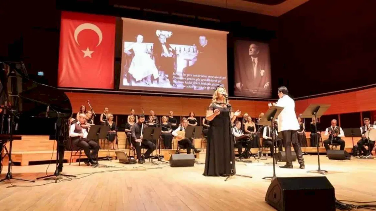 “Cumhuriyetin Divası” Müzeyyen Senar konserle anıldı