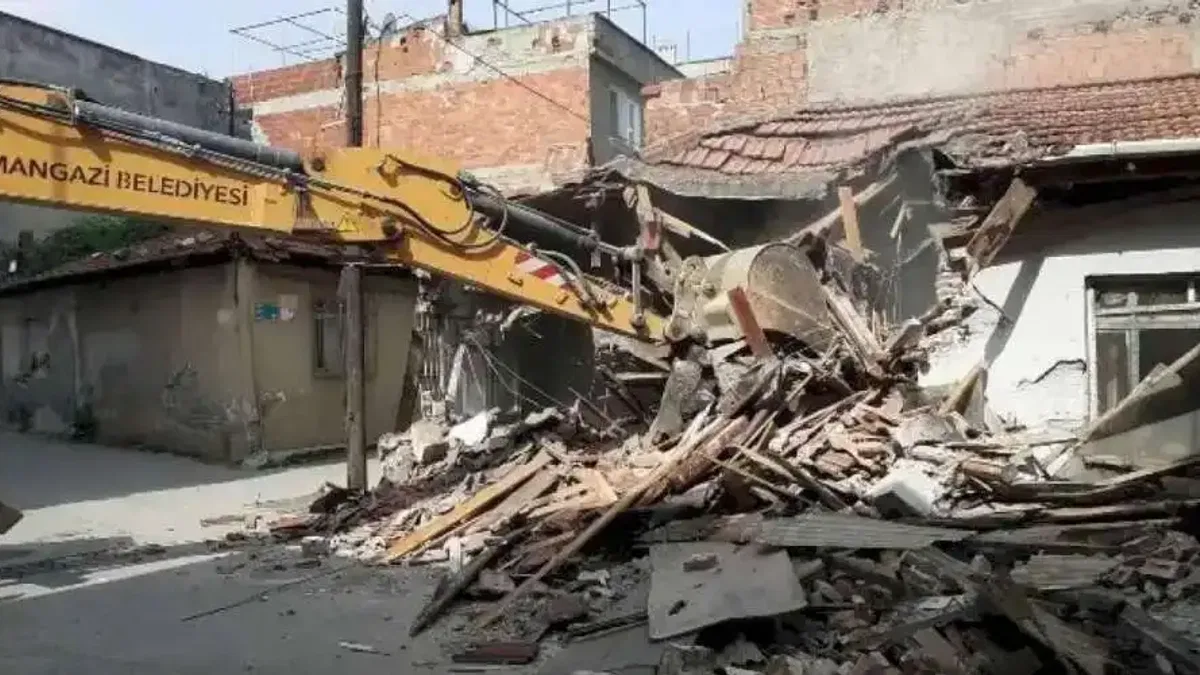 Osmangazi’de metruk binalar bir bir yıkılıyor