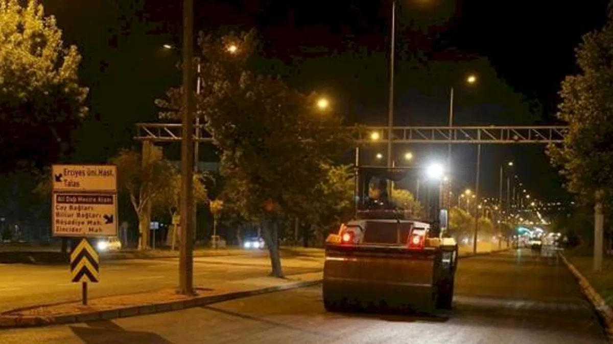 Kayseri Büyükşehir'dn asfaltta gece mesaisi