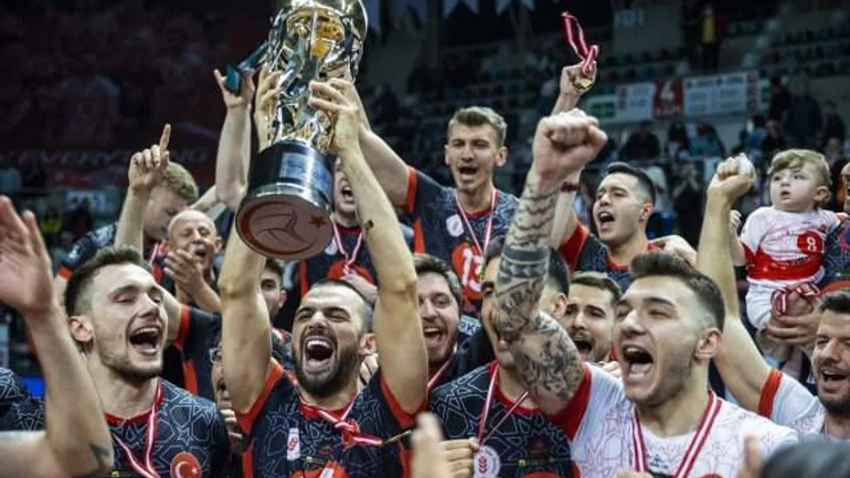 Voleybolda şampiyon Ziraat Bankkart, kupasını aldı