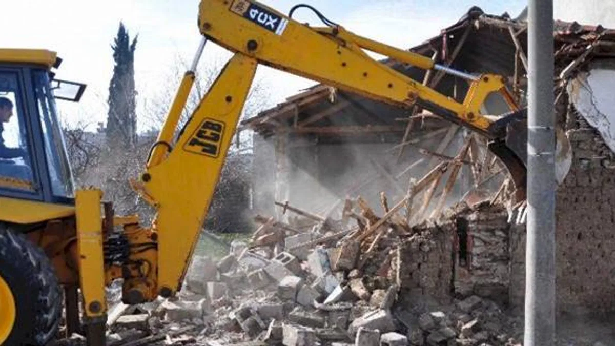 Karacabey’de metruk binalara yıkım