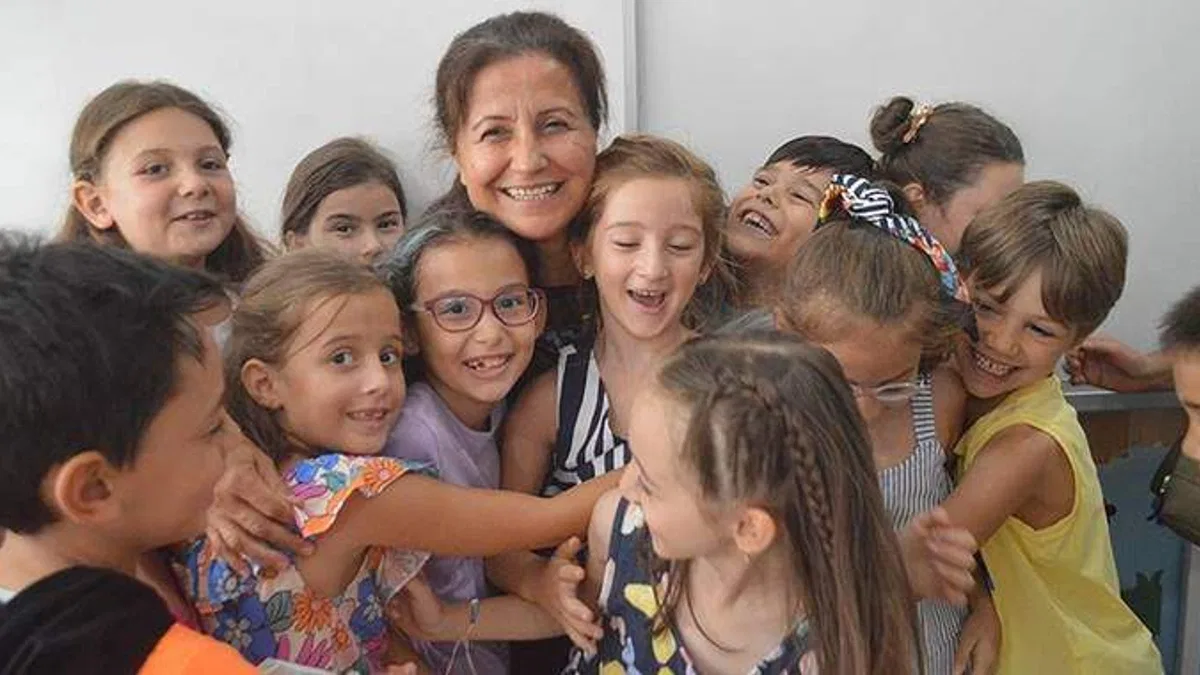 Gülay öğretmen öğrencilerine yaz tatilinde de okuma yazma öğretiyor