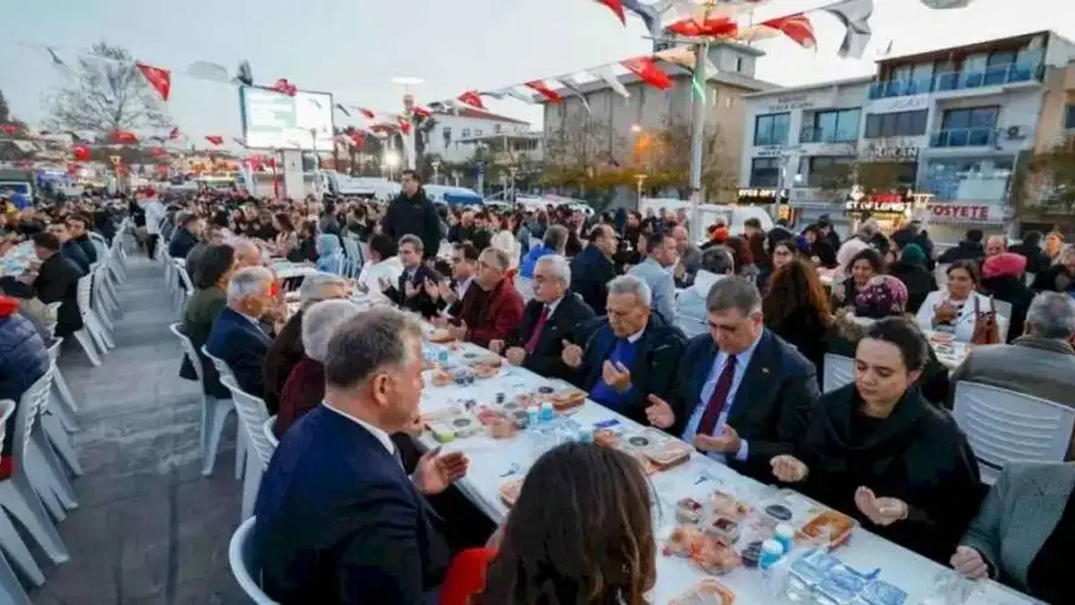 İzmir Büyükşehir'in iftar sofrası Urla'da kuruldu