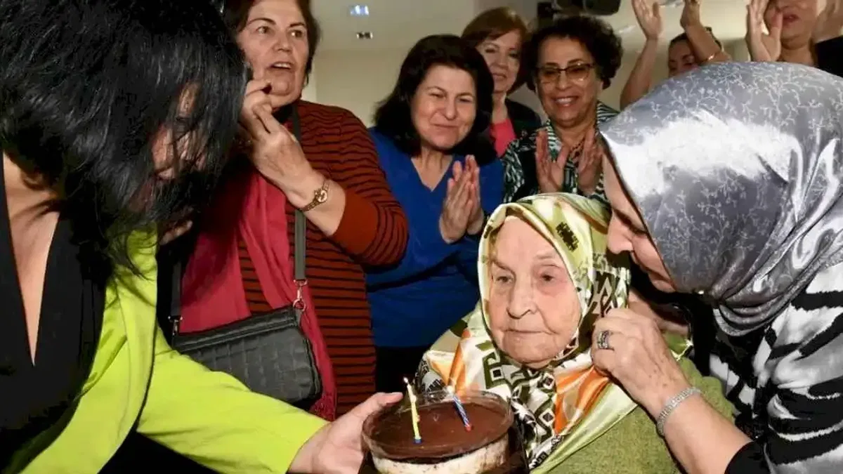 103 yaşındaki Hüsniye Teyze’ye sürpriz doğum günü