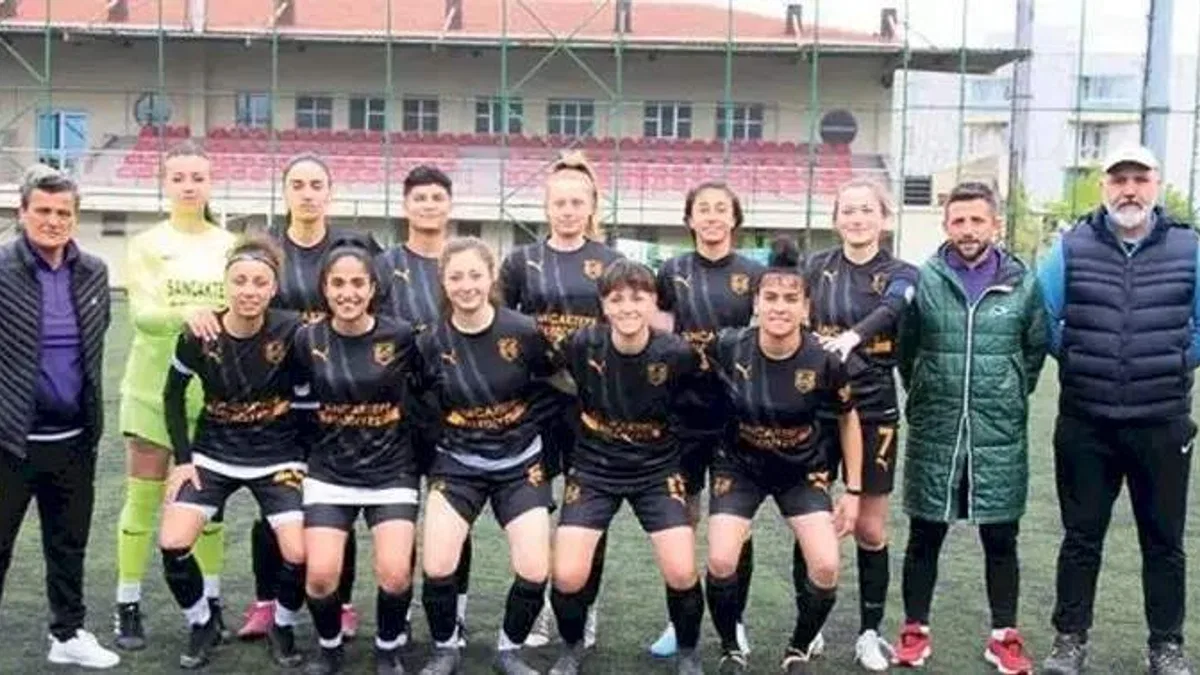 Kadın futbolculardan hakeme saldırı