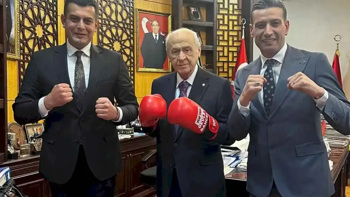 Bahçeli 'boks eldivenli' poz!