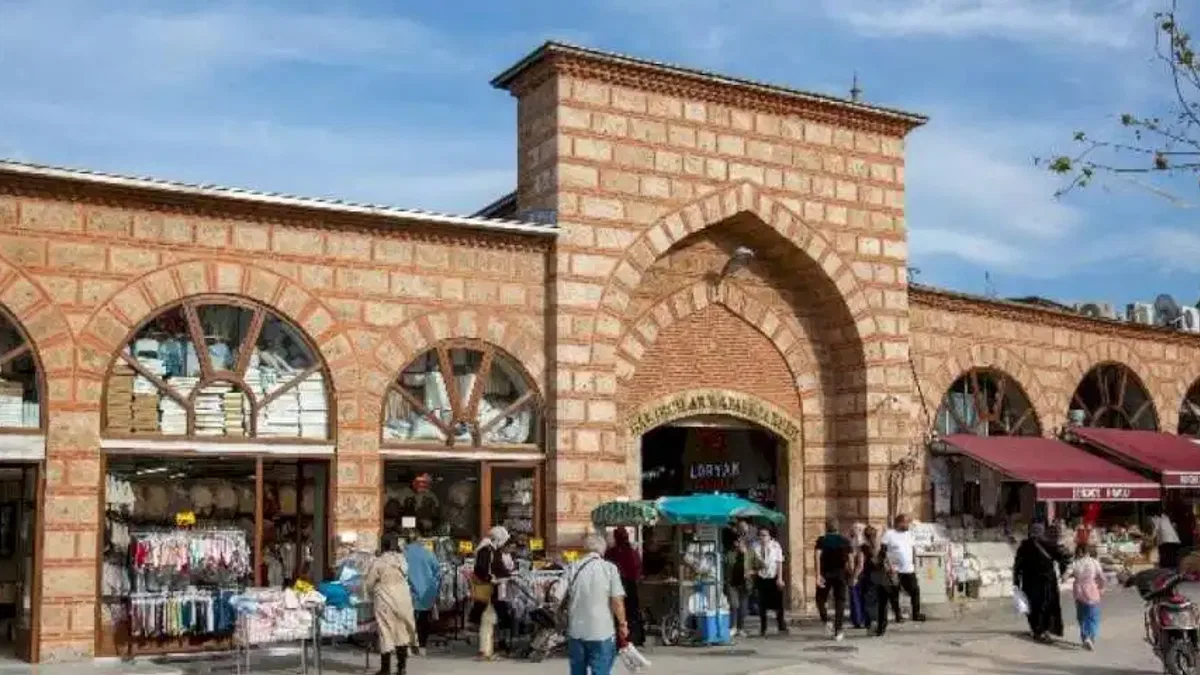 Bursa'da Tarihi Bakırcılar’da vitrin yenileniyor