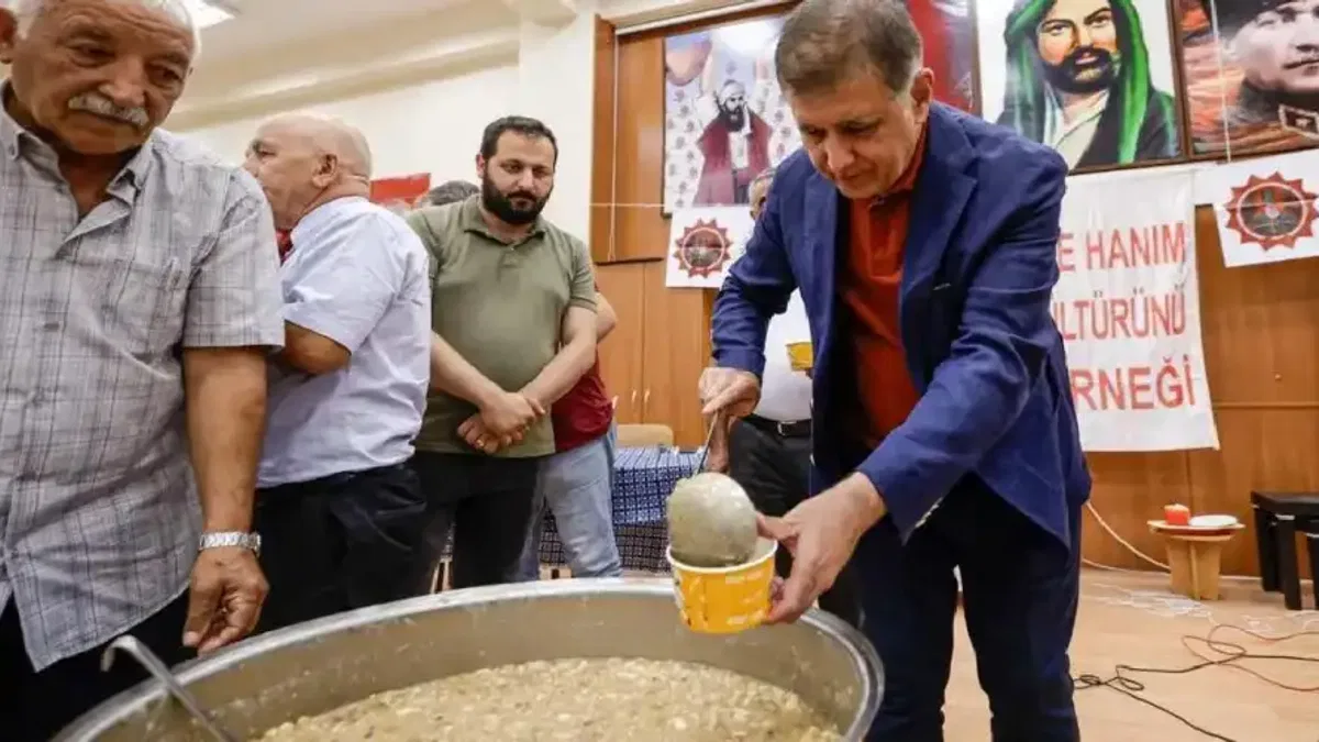 İzmir'de Başkan Tugay aşure lokmasını paylaştı