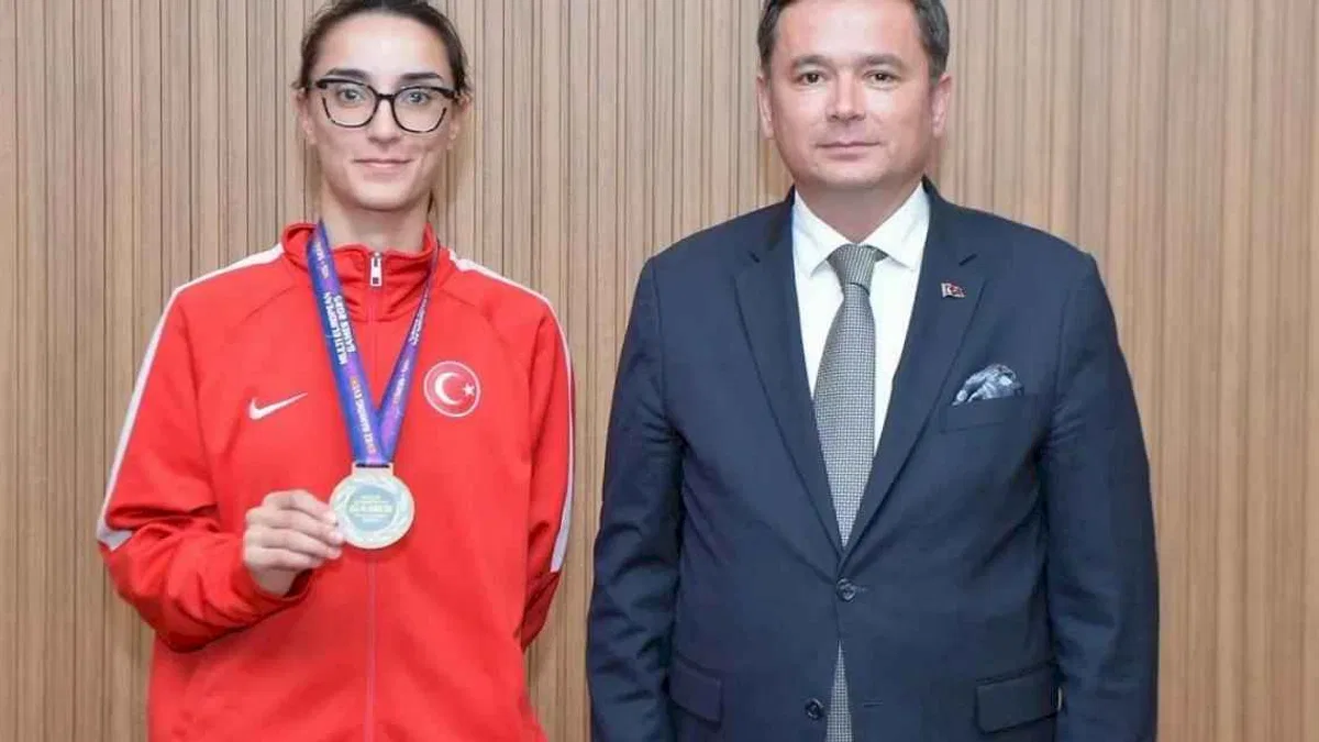 Başkan Erkan Aydın Bursa’nın gururu şampiyon sporcuyu ağırladı