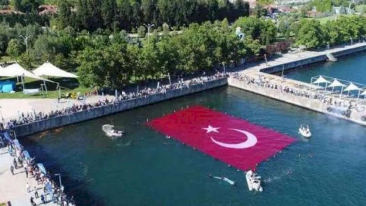 Kocaeli'de 100 dalgıç su altında bayrak açacak