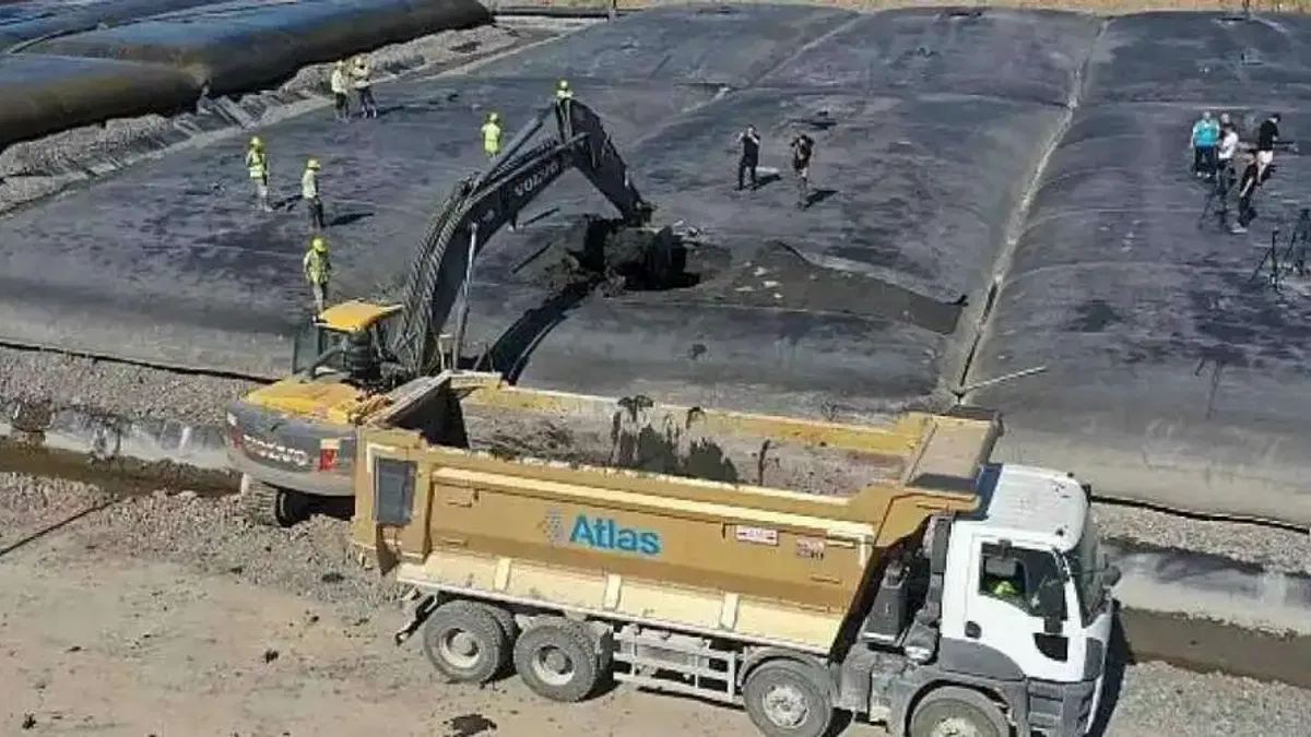 Körfez'den 1 milyon metreküp çamur çıkarıldı