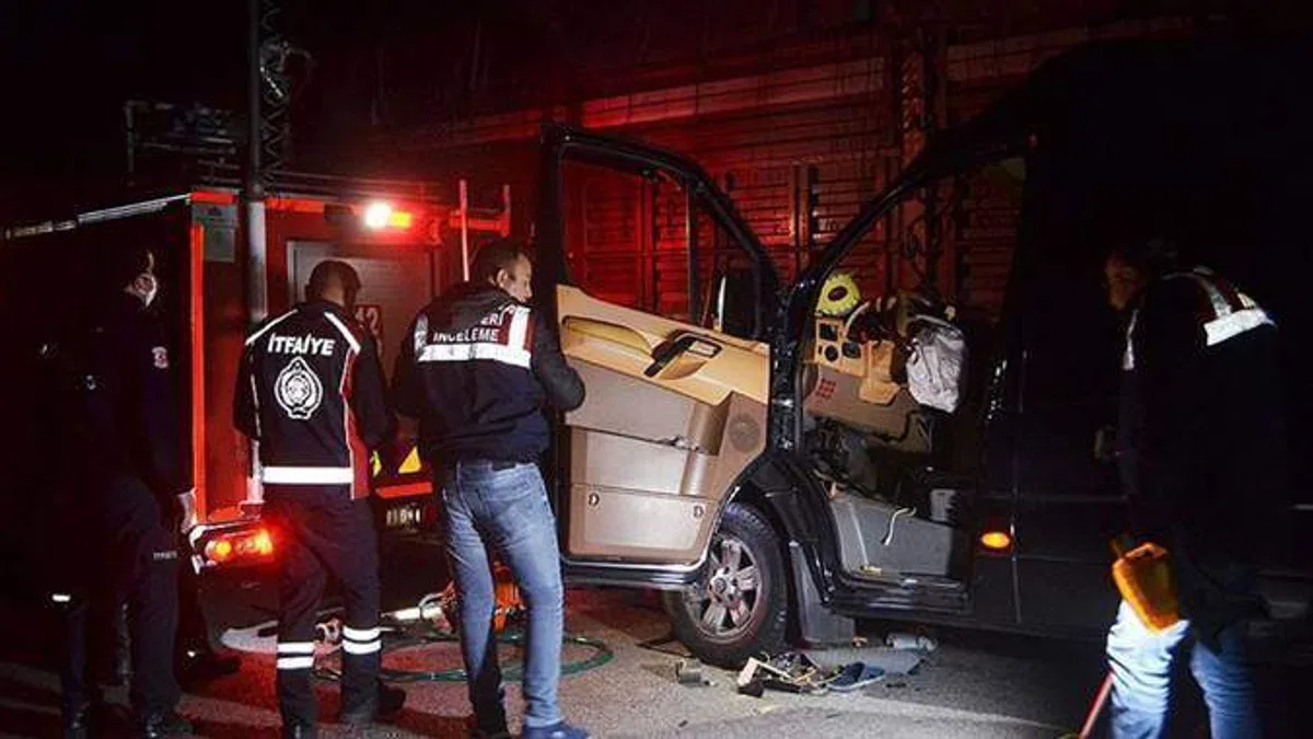 Amasya’da tiyatrocuları taşıyan minibüsle kamyonun çarpıştığı kazada 3 kişi öldü, 8 kişi yaralandı