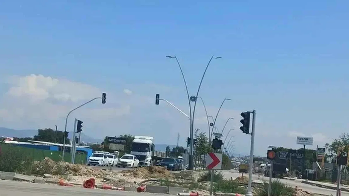 Bitmeyen Çalı Kavşağı trafikte zor  anlara neden oluyor