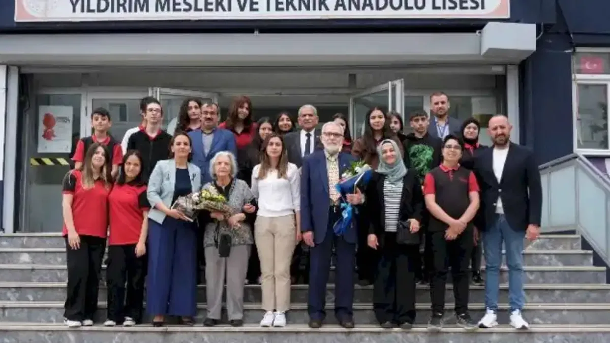 Huzurevindeki emekli öğretmenlerden anlamlı ziyaret