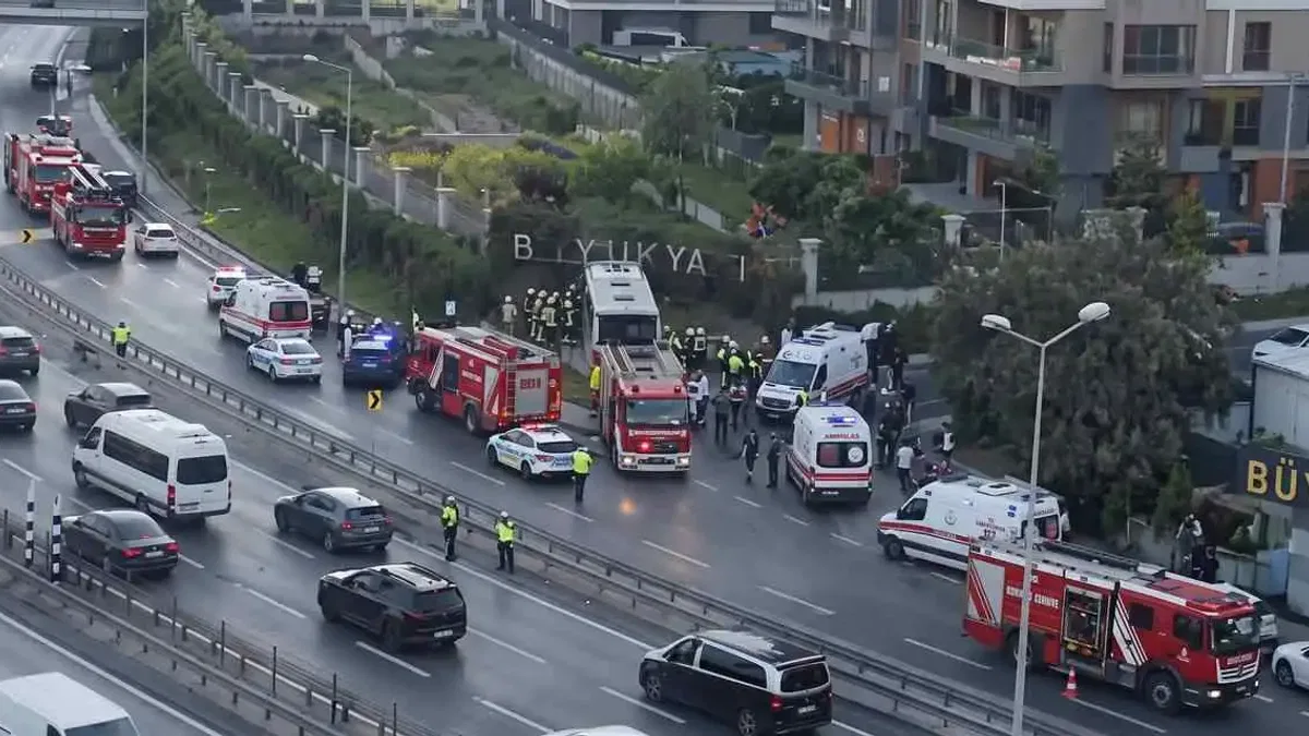 İETT otobüsü duvara çarptı! 2 ölü, 16 yaralı!