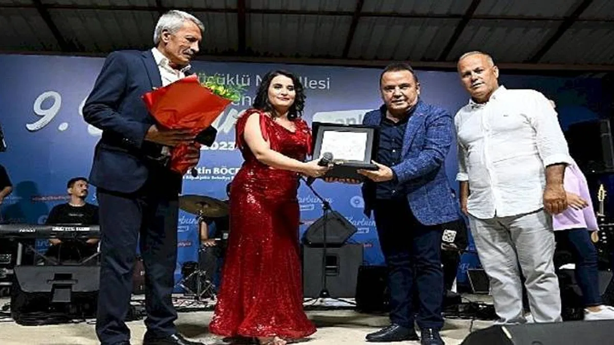 Antalya Büyükşehir Belediye Başkanı Muhittin Böcek Küçüklü Mahallesi 9. Barbunya Şenliği'ne katıldı