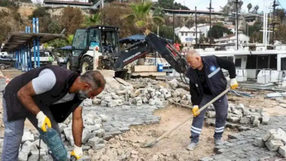 Antalya Yat Limanı'nda fırtına sonrası onarım çalışması