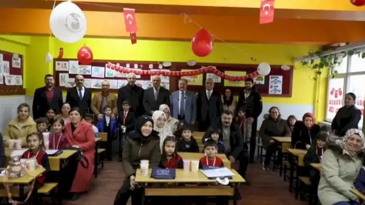 Mustafa Palancıoğlu öğrencilere karnelerini dağıttı