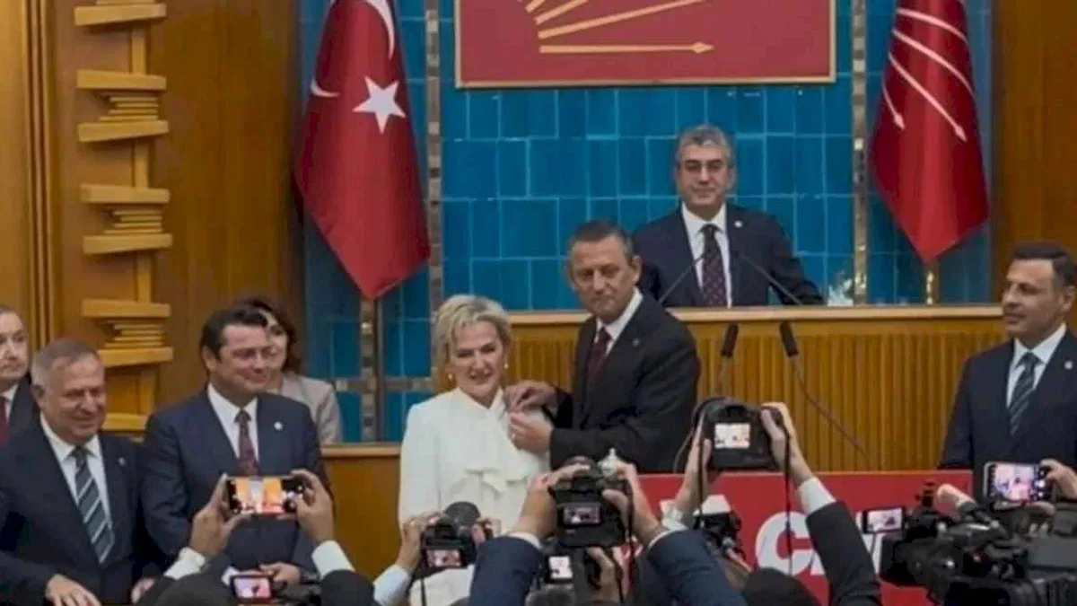 İYİ Parti'den istifa eden Milletvekili Özdemir CHP'ye katıldı