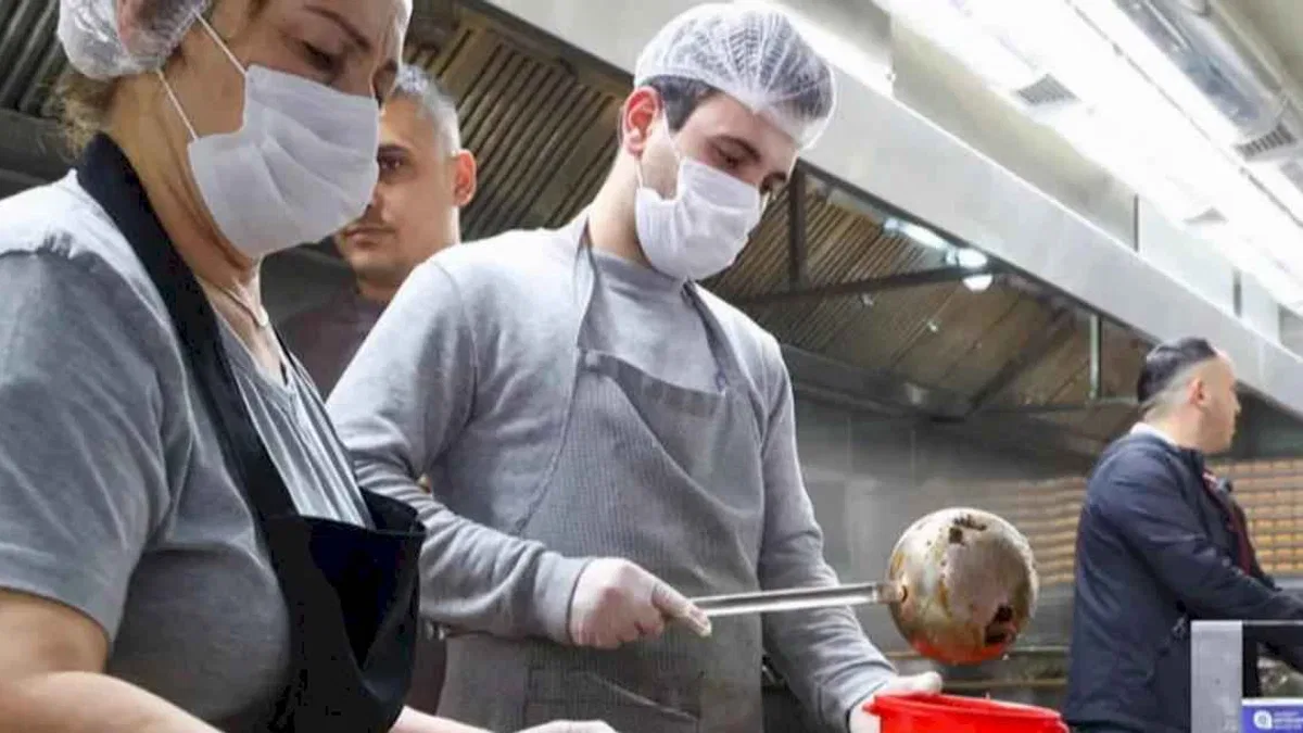Antalya Büyükşehir Mobil Aşevi iftarda vatandaşın yanında
