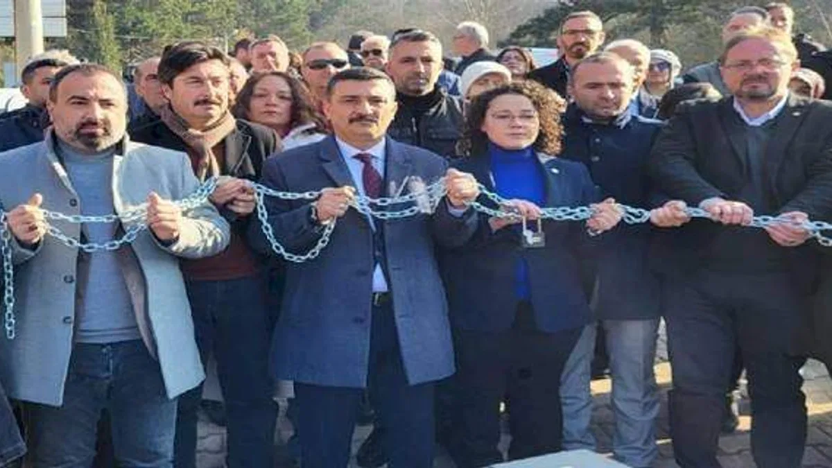 İYİ Parti'den zincirli-kilitli Uludağ protestosu!