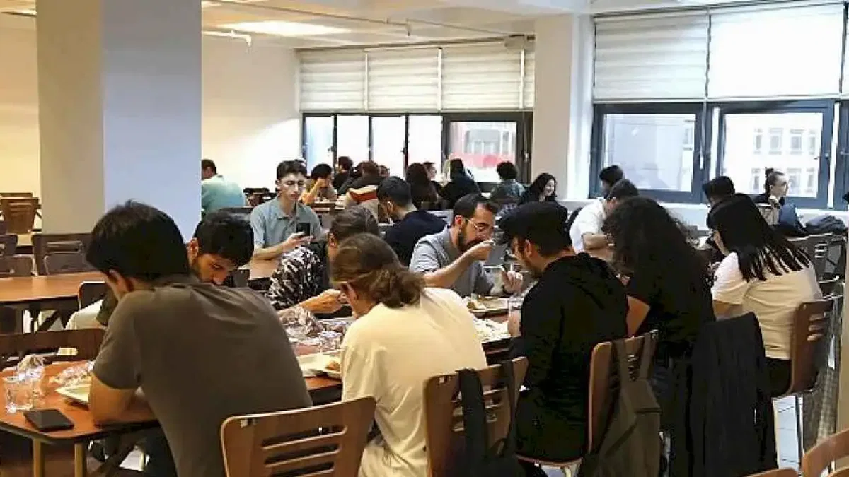 Üniversitelilerin Akşam Yemeği Çankaya Belediyesi'nden
