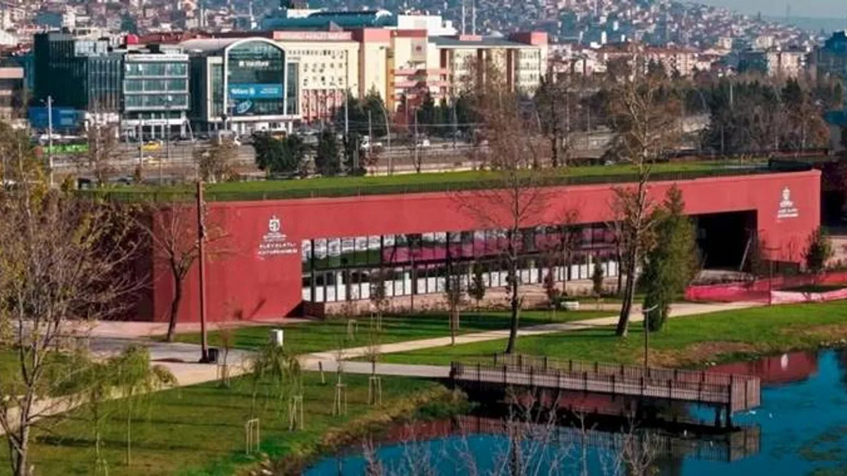 Kocaeli'de göl manzarasında ders ve okuma keyfi