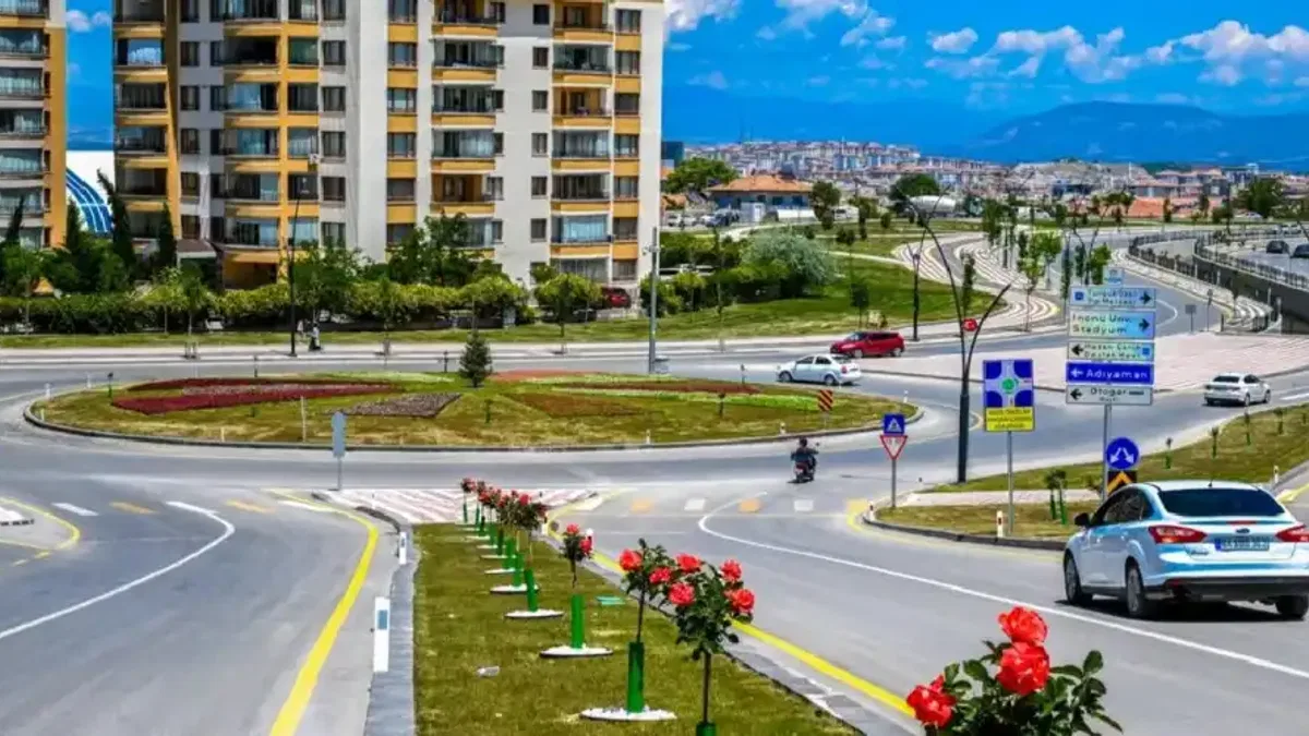 Malatya’da parklar ve kavşaklar çiçeklerle süslendi