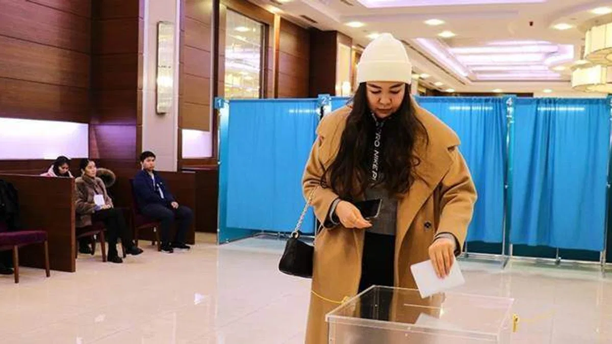 Kazakistan halkı, erken cumhurbaşkanlığı seçimleri için sandık başında