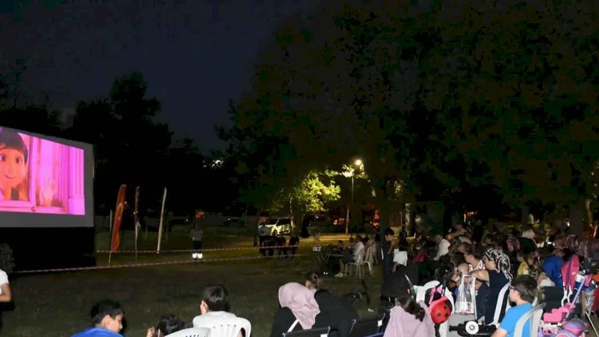 Bursa Osmangazi’de açık hava sinema keyfi devam ediyor