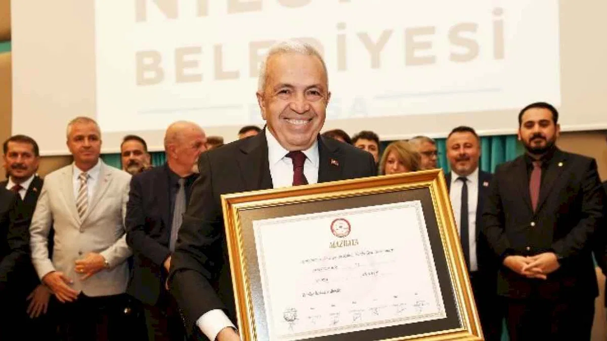 Bursa Nilüfer'de Şadi Özdemir mazbatasını aldı