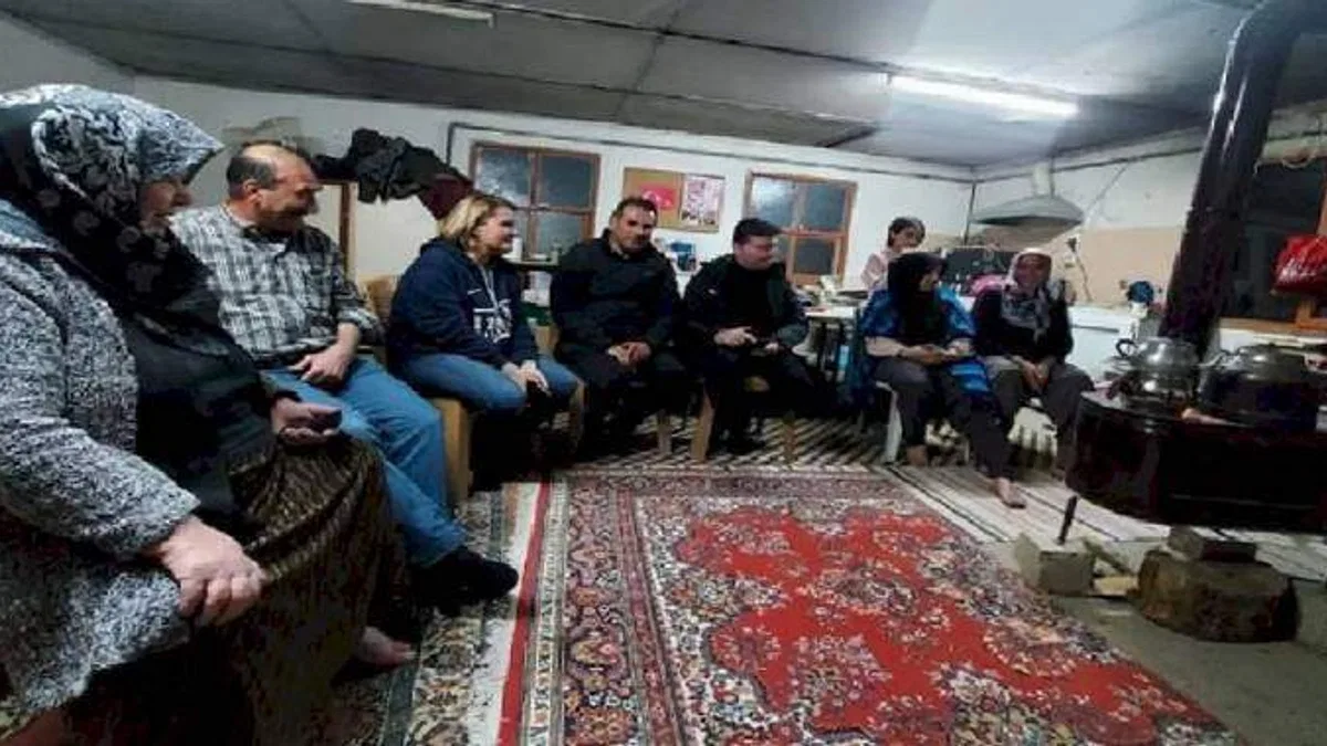Başkan Hürriyet depremzedelerin elinden tutuyor