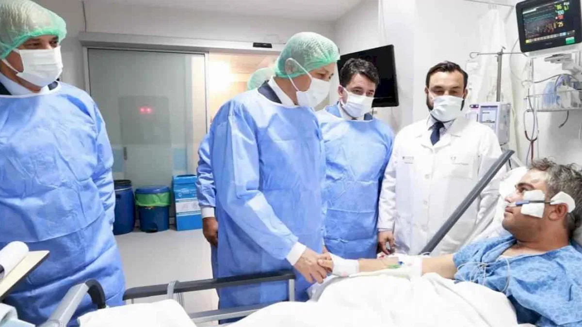 Bakan Yerlikaya'dan ağır yaralı polis memuruna hastane ziyareti