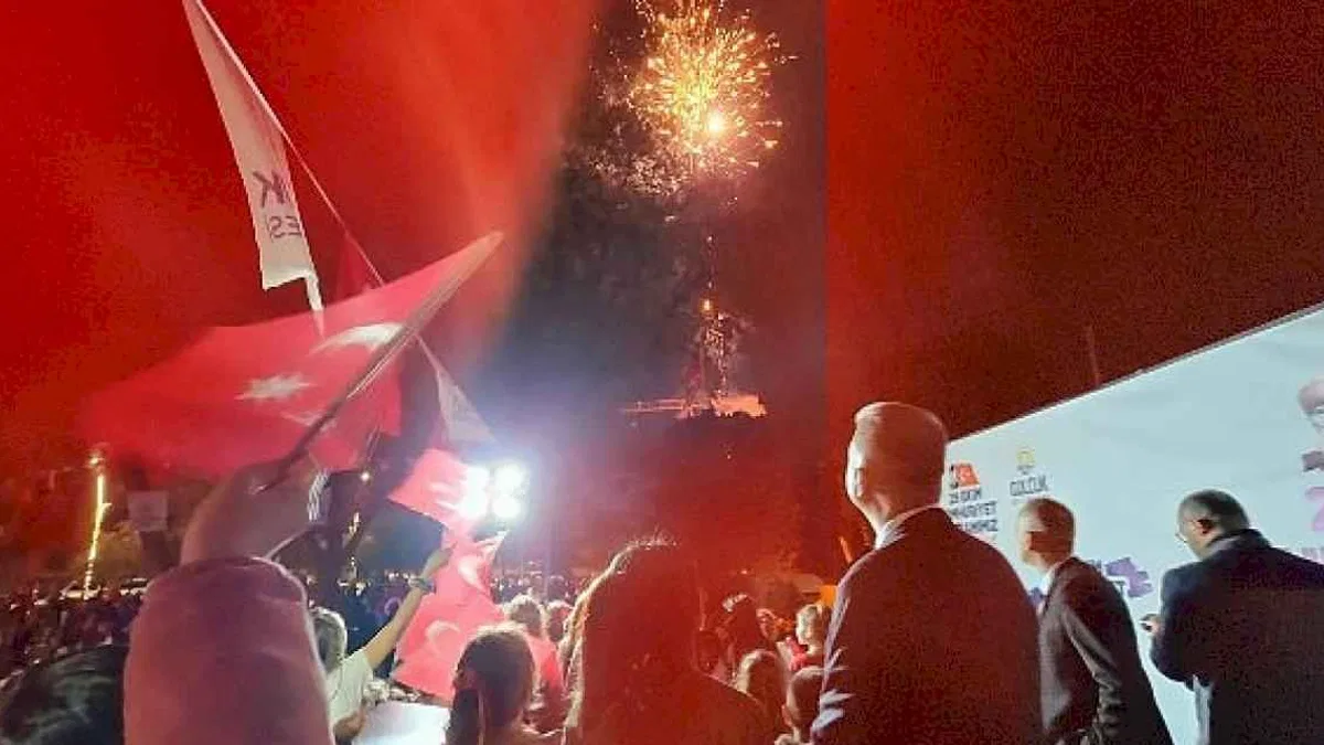 29 Ekim Cumhuriyet Bayramı'nın 101.yıl dönümü coşkusu, Gölcük'te coşkulu bir kalabalığın katıldığı fener alayı ile kutlandı.