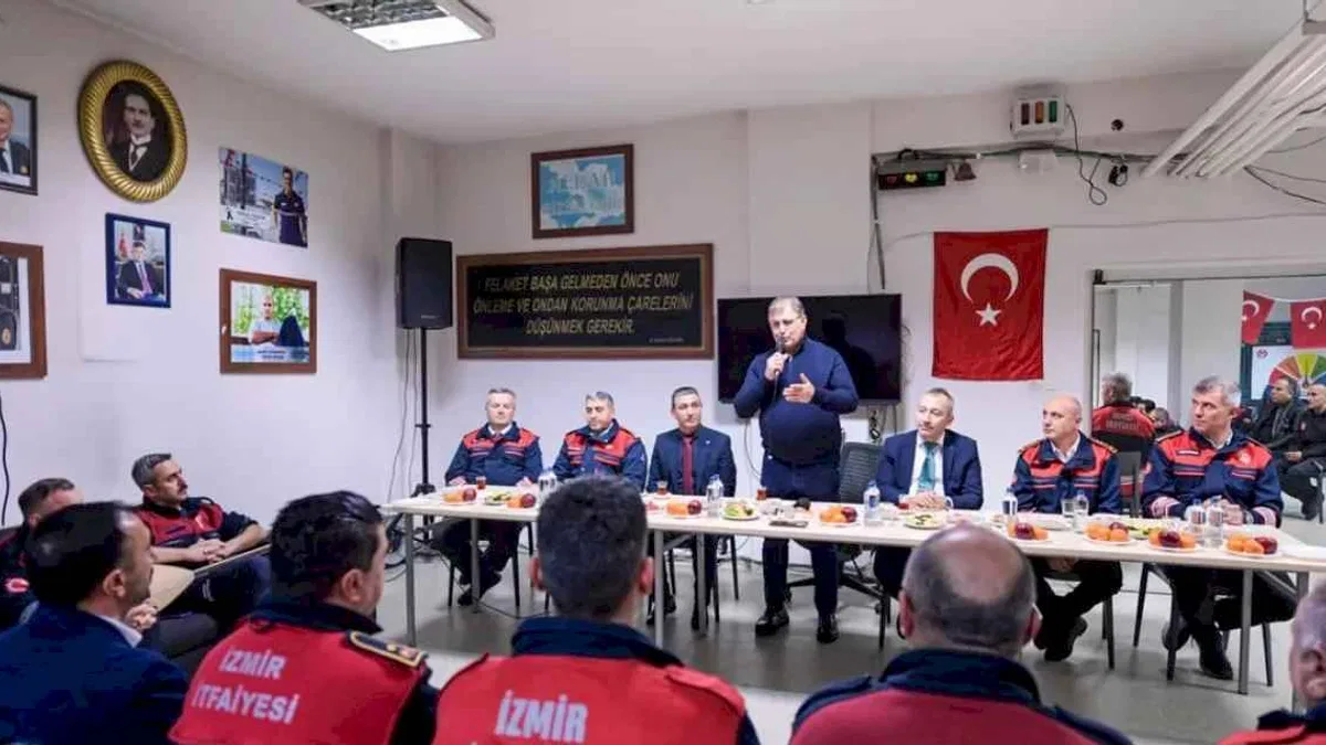 Başkan Tugay 2025’i nöbetteki itfaiyecilerle karşıladı