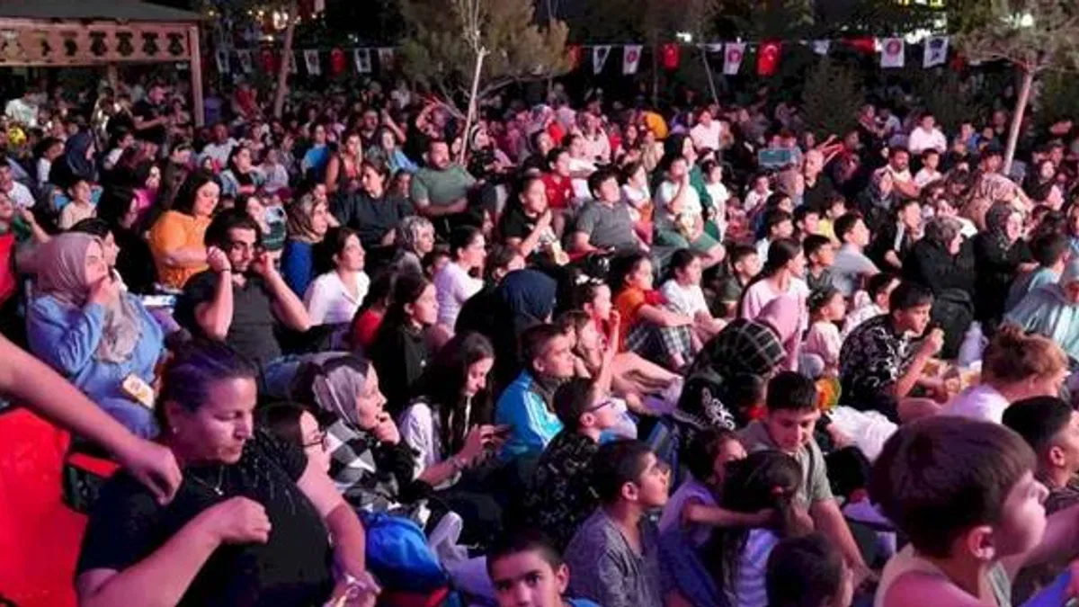 Ankara Keçiören’de açık hava sinemalarına yoğun ilgi
