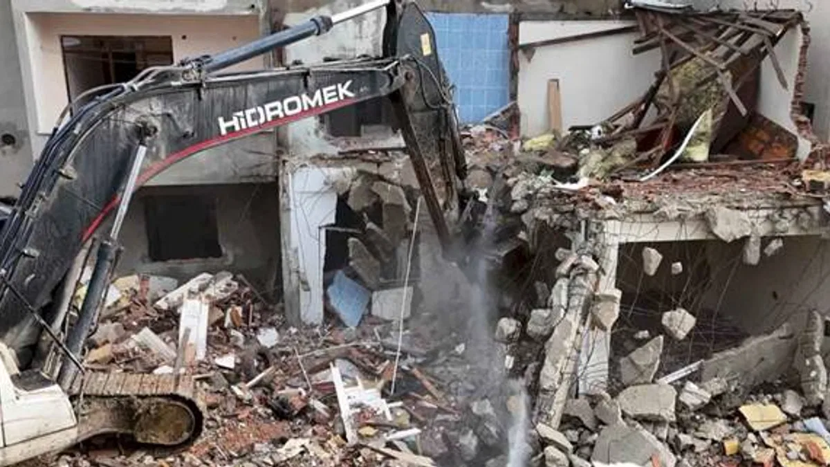 İstanbul Büyükçekmece'de deprem riski taşıyan 23 yapı yıkıldı