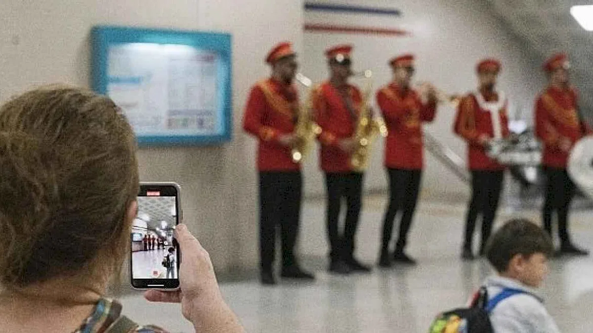 İzmir Metrosu'nda 29 Ekim kutlaması