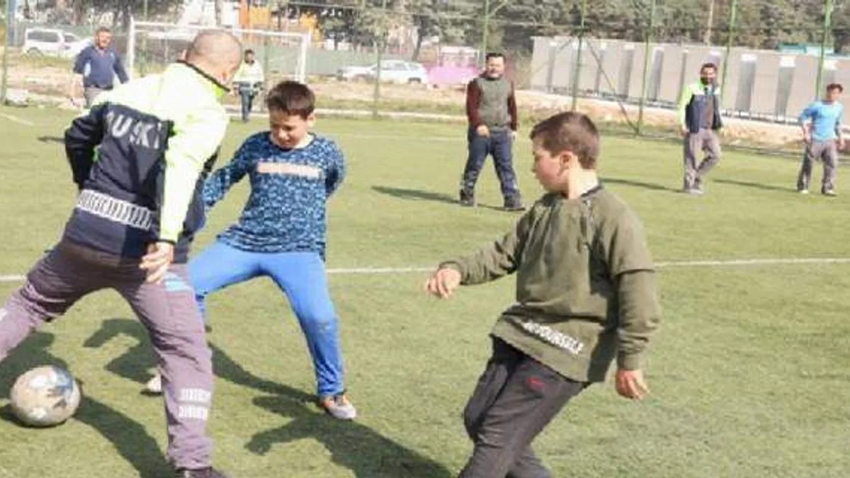 Hatay'da BUSKİ ekipleri depremzedeli çocuklara moral verdi