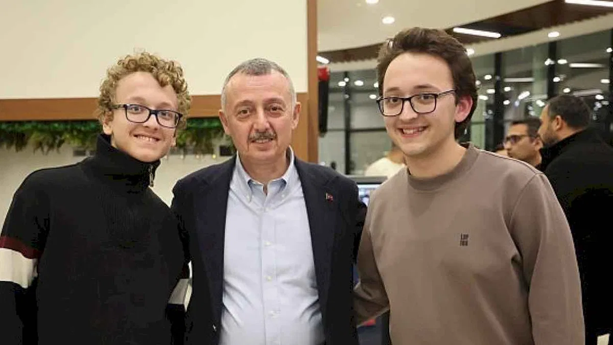 Yeni yıla kütüphanede giren öğrencilere Başkan Büyükakın'dan sürpriz