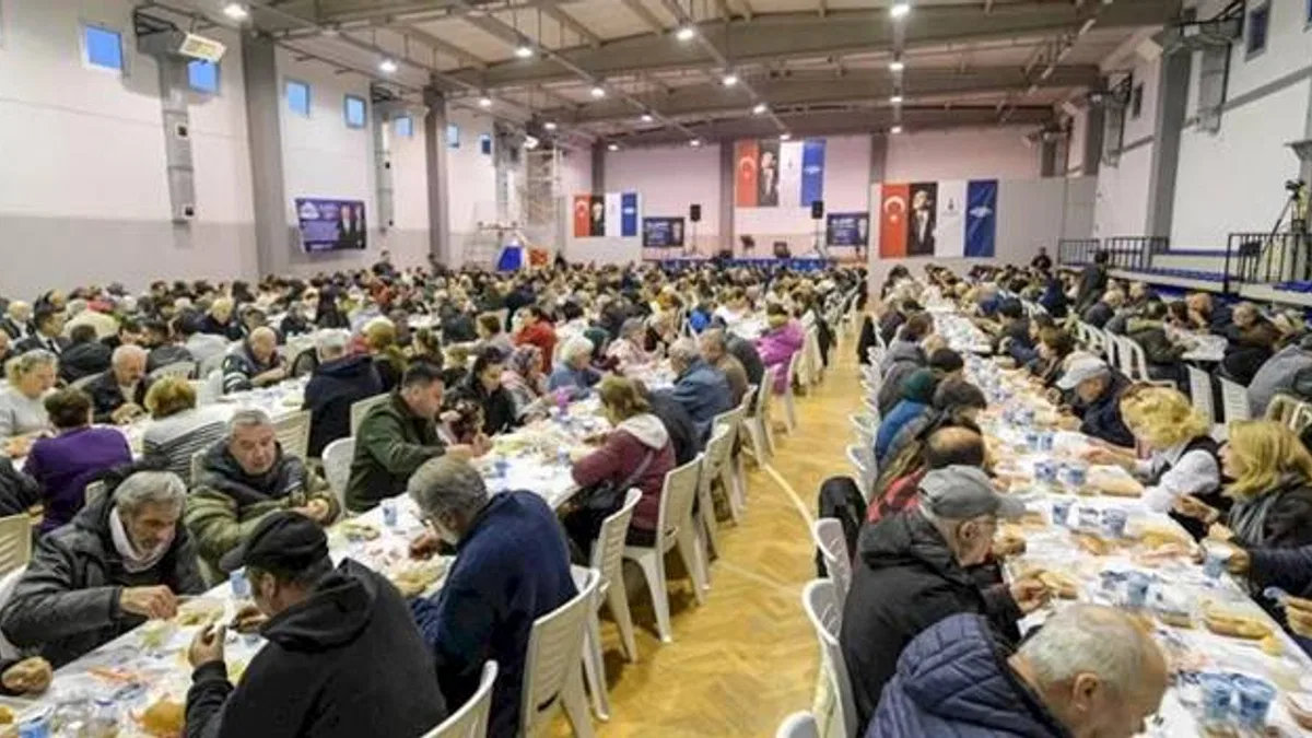 İzmir Büyükşehir’in iftar sofrası Foça’da kuruldu
