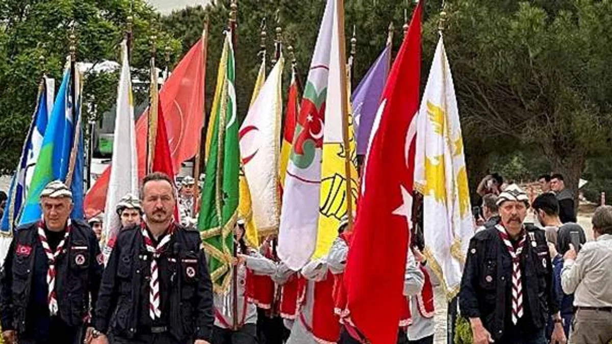 60 ilden 3 bine yakın izci Çanakkale'de 'Dedeciğim ben geldim!' diyerek yürüdü