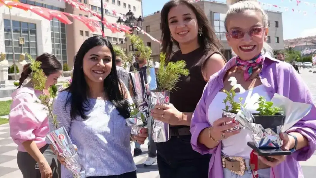 Keçiören'de uyuşturucuyla mücadele günü kapsamında fidan ve fide dağıtıldı