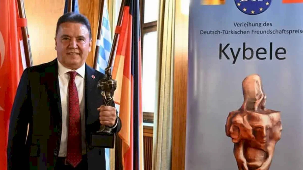 Muhittin Böcek “Kybele” ödülünü aldı