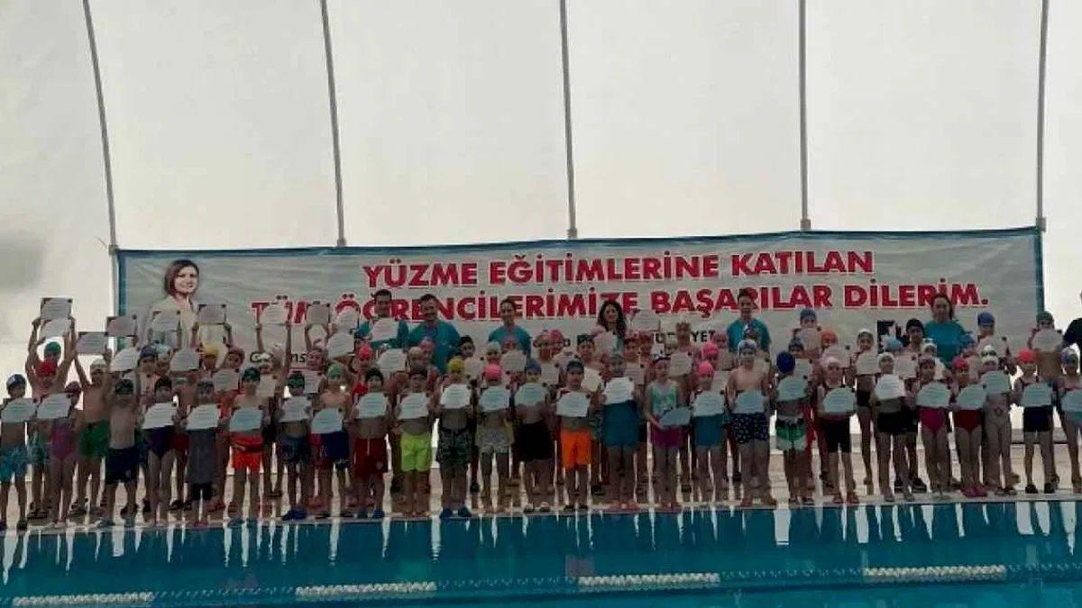 İzmit'te yüzme öğrenen minikler sertifikalarını aldı