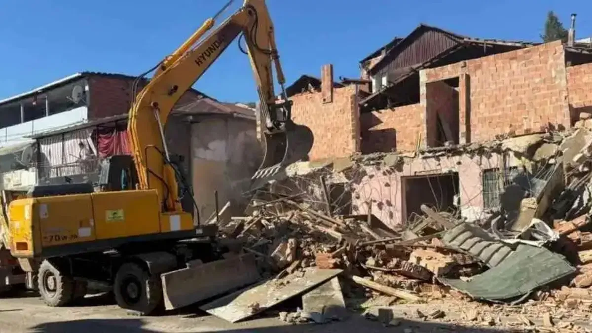 İzmit Belediyesinden kaçak yapı yıkımı