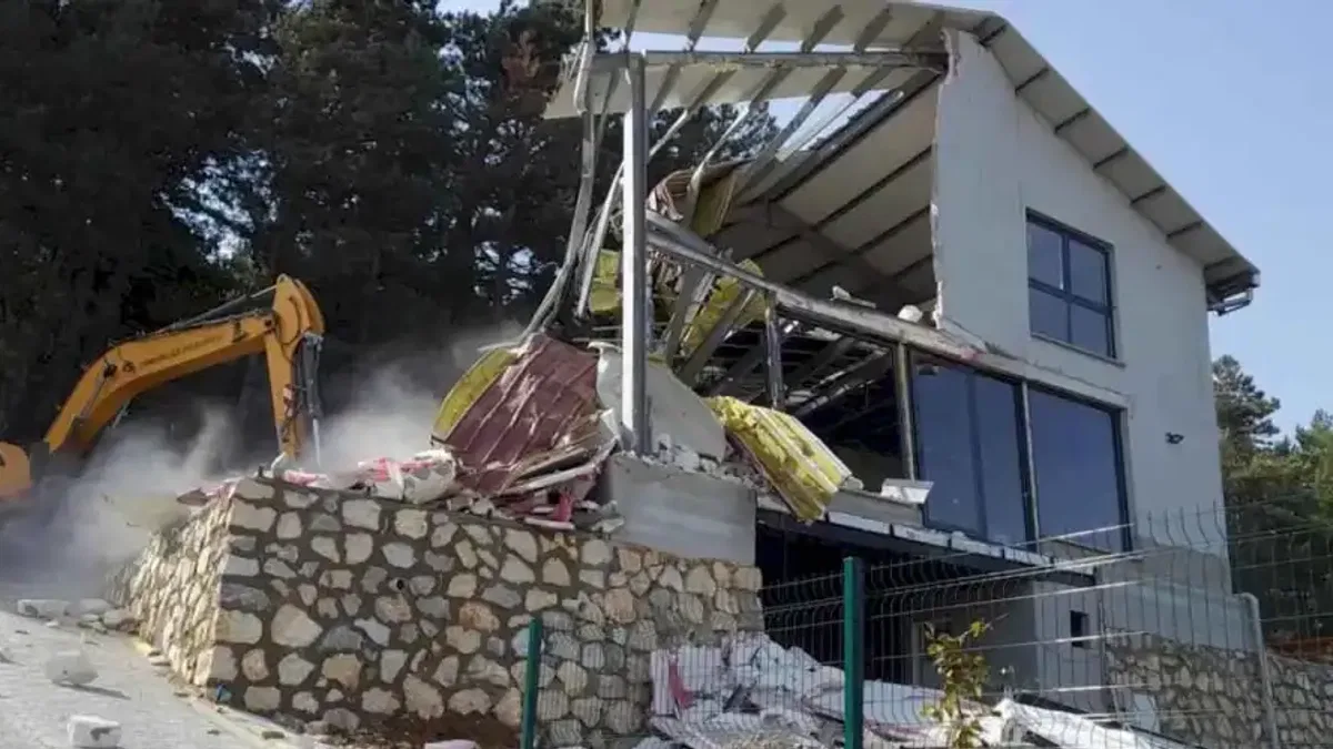 Bursa Osmangazi'de kaçak villa yıkıldı