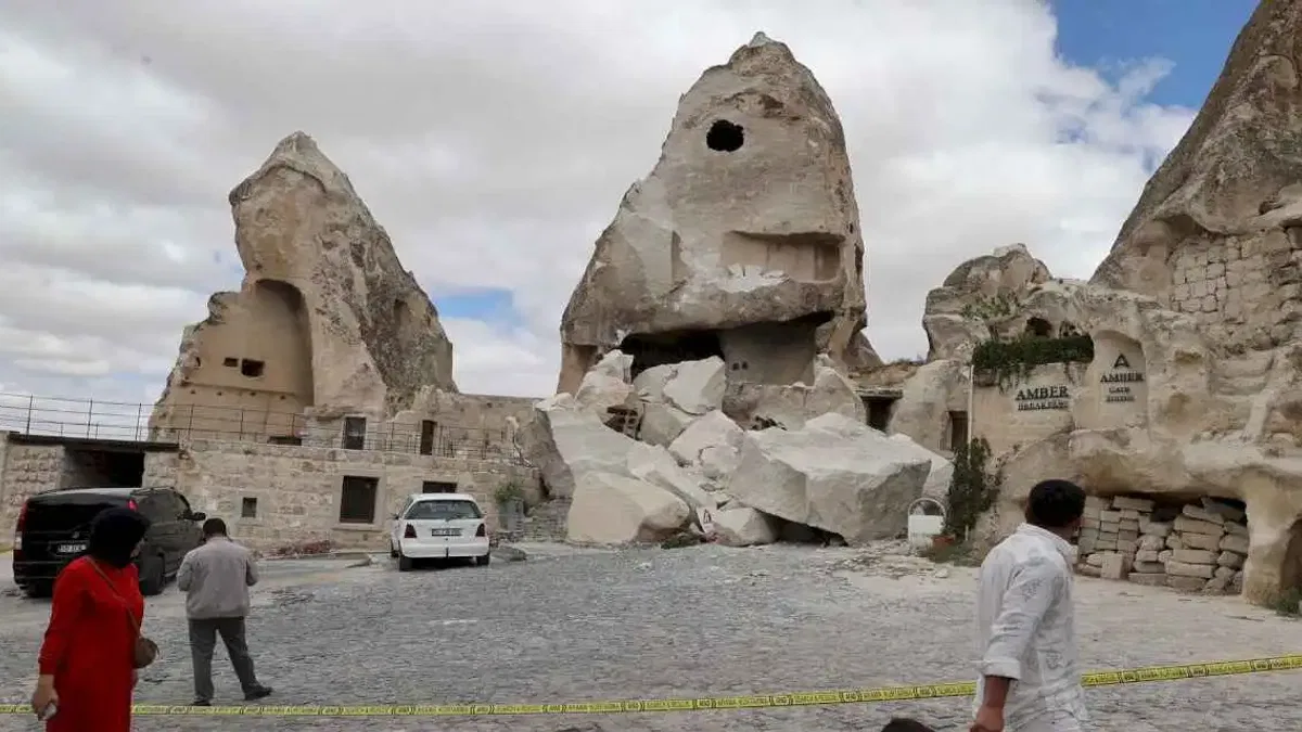Nevşehir'de milyonlarca yıllık peri bacası çöktü