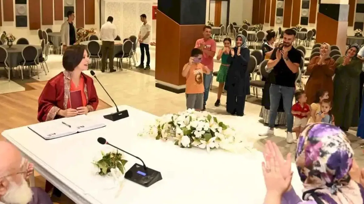 Başkan Kınay Karabağlar’ın en genç çiftinin nikahını kıydı