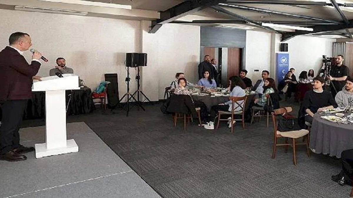 Üniversiteli gençler sordu, Büyükakın içtenlikle cevap verdi